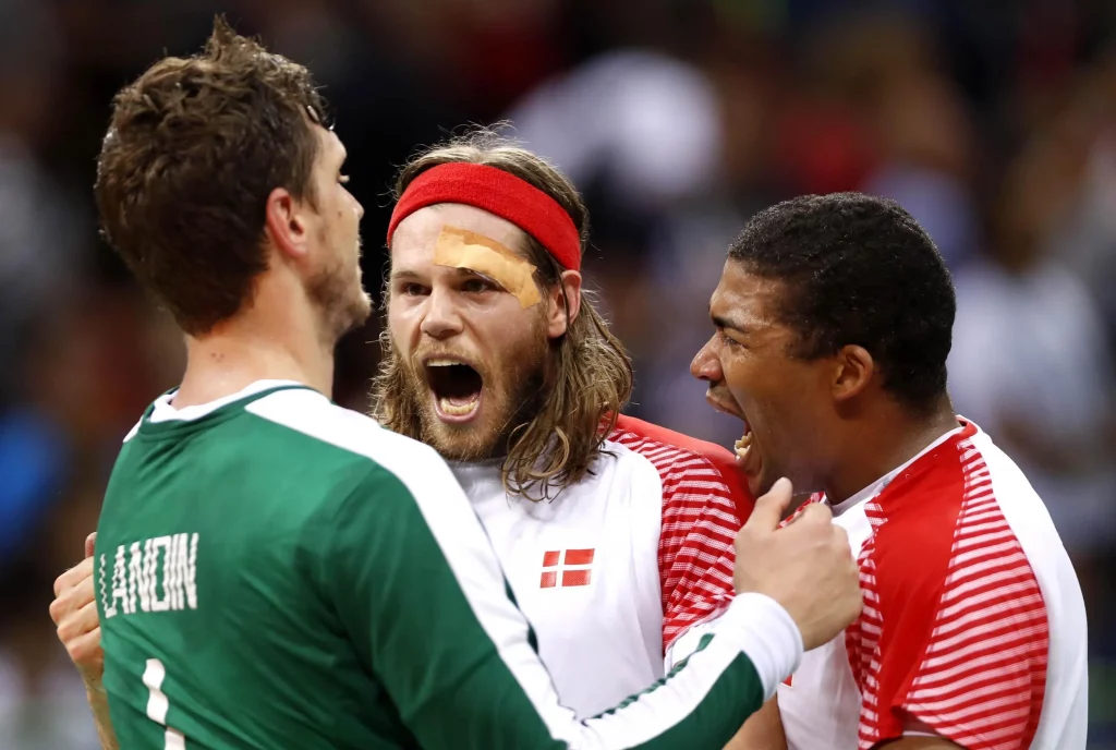 Mikkel Hansen fejrer med sine danske holdkammerater, bl.a. Niklas Landin,
efter at de vandt mændenes guldkamp i håndbold mellem Frankrig og Danmark ved de olympiske lege i 2016 i Rio de Janeiro, Brasilien. 