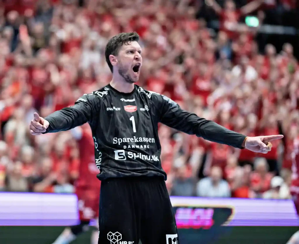 Aalborg Håndbolds målmand Niklas Landin efter en redning i EHF Champions League playoff 2024.