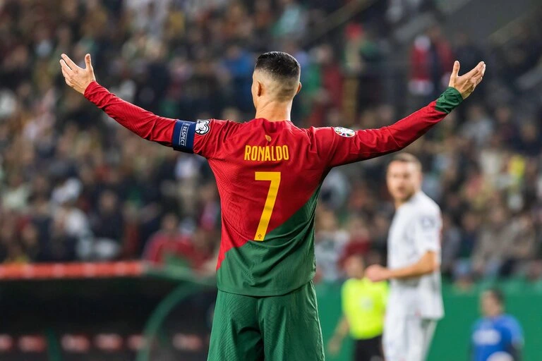 Cristiano Ronaldo for Portugal under EM 2024-kvalifikationskampen imellem Portugal og Island.